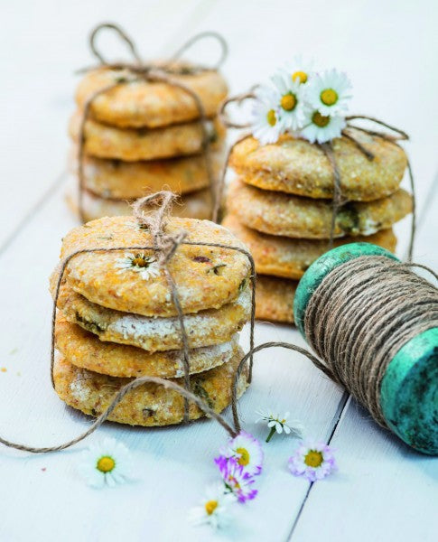 Kleine Maisfladen mit Gänseblümchen